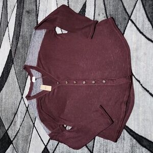 BKE BURGUNDY WAFFLE KNIT OVERSIZED BUTTON-DOWN V-NECK RAW-EDGE SHIRT